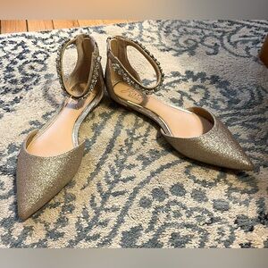Jewel Badgley Mischka Cassidy pointed flat in gold glitter